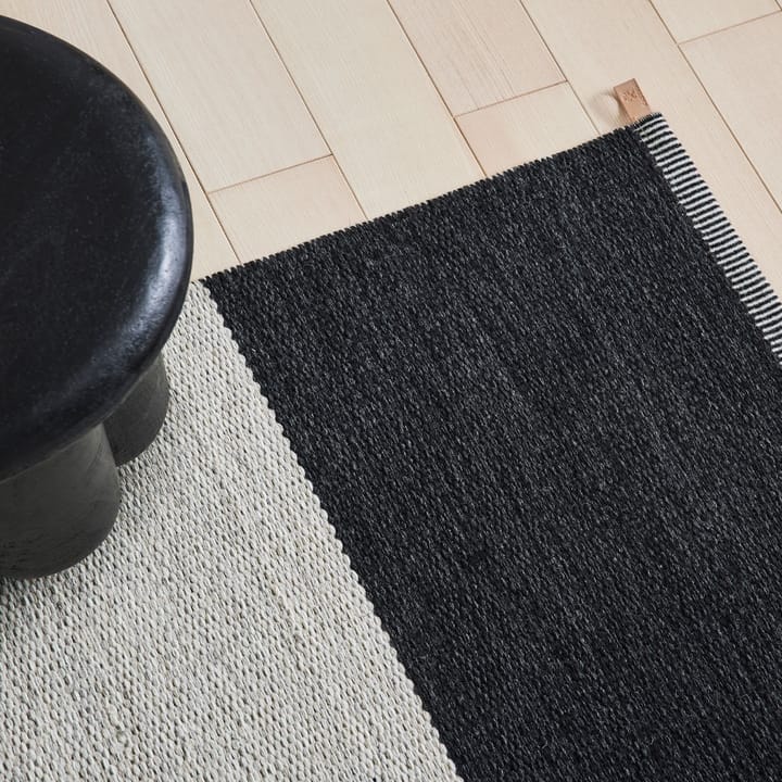 Wide Stripe Icon vloerkleed, Midnight black 554 300x200 cm Kasthall