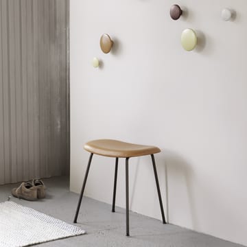 Fiber kruk - black, houten poten - Muuto