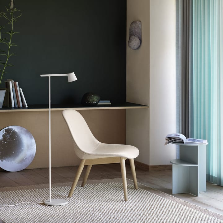 Fiber loungestoel wood base, dusty green, donkerbruingebeitste poten Muuto