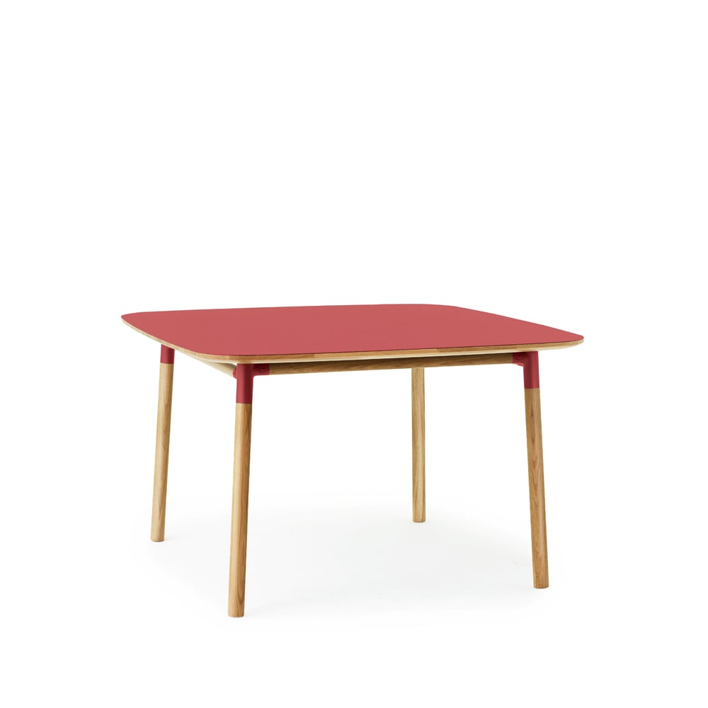 Normann Copenhagen Form Eettafel 120x120 cm red, eikenhouten poten