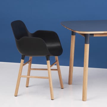 Form stoel met armleuningen - black, eikenhouten poten - Normann Copenhagen