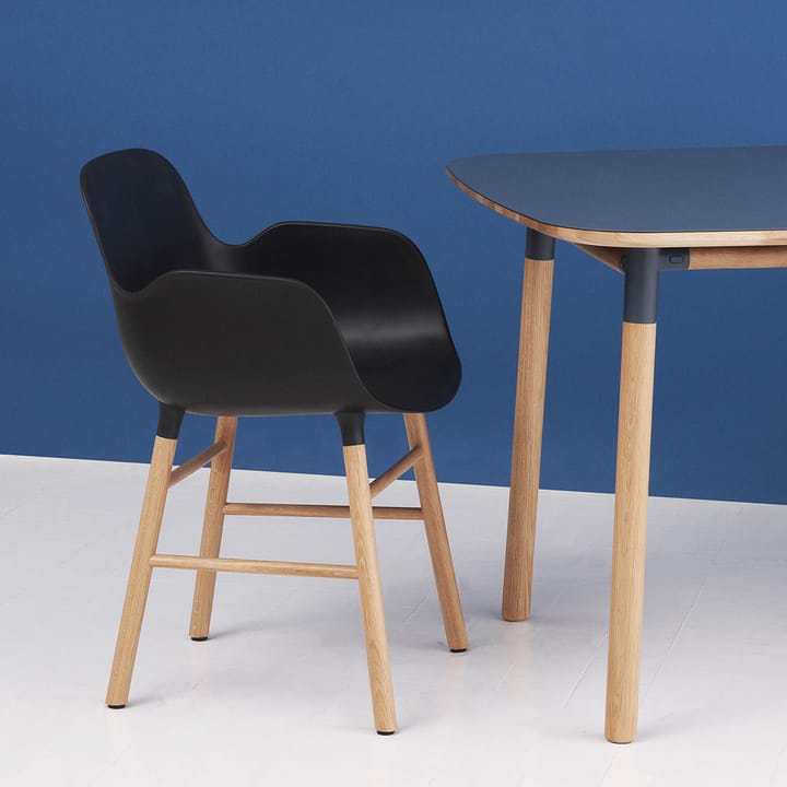 Form stoel met armleuningen, black, eikenhouten poten Normann Copenhagen