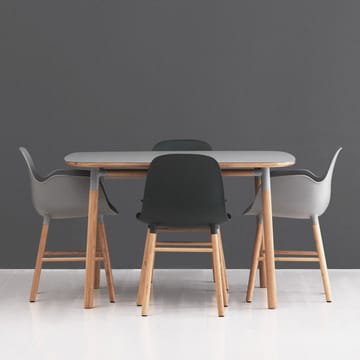 Form stoel met armleuningen - black, eikenhouten poten - Normann Copenhagen