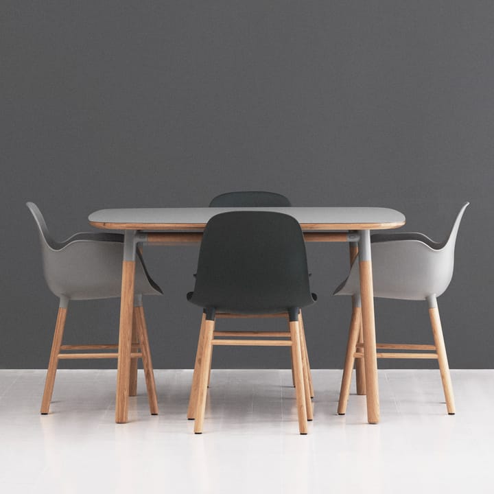 Form stoel met armleuningen, black, eikenhouten poten Normann Copenhagen