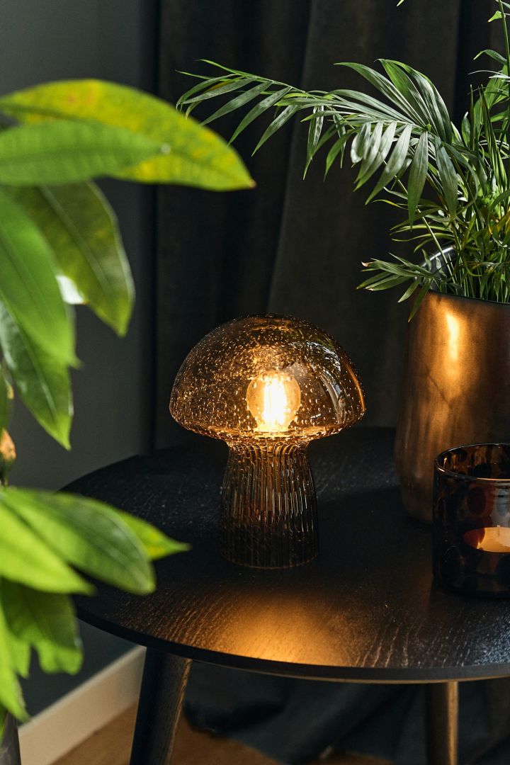 Een trendy paddenstoellamp is de tafellamp Fungo van Globen Lighting, die op het bijzettafeltje of op de vensterbank een stijlvol decoratief element in je huis wordt.