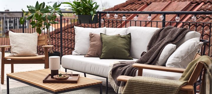 De mooie Stripes wollen deken van NJRD in bruin is samen met de zachte kussens van Scandi Living, Himla en Ernst perfect om het balkon mee te decoreren om de gezelligheid te verhogen.