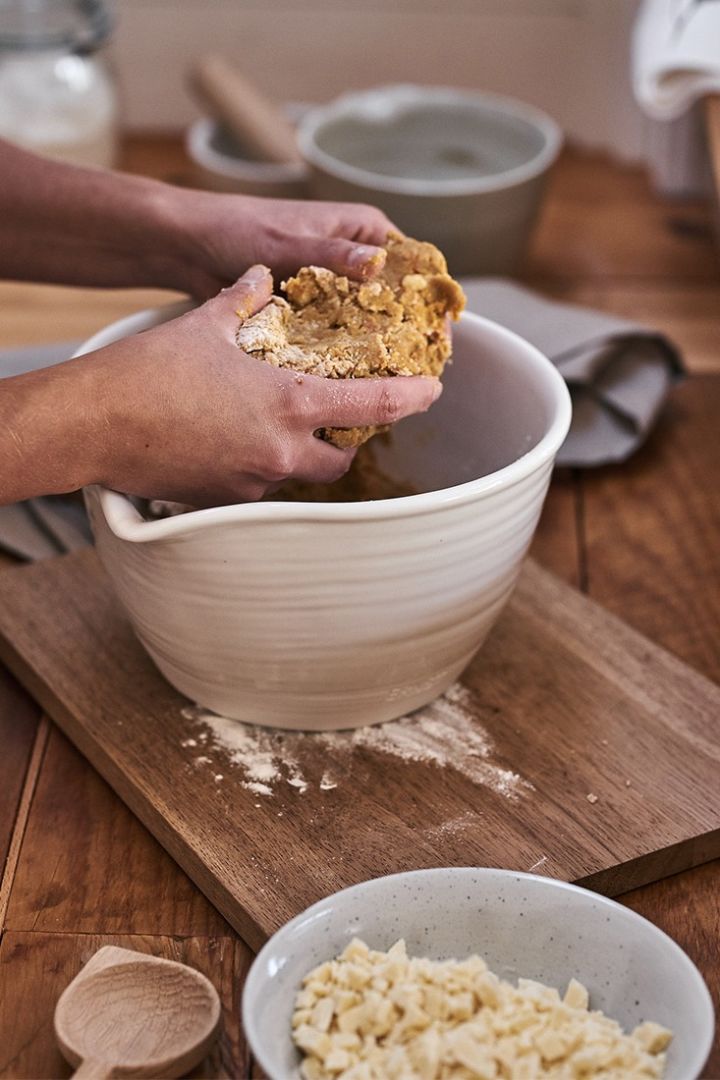 Een heerlijke manier om in de kerststemming te komen is door te bakken voor Advent – zoals hier, waar het deeg voor een saffraancake wordt voorbereid.