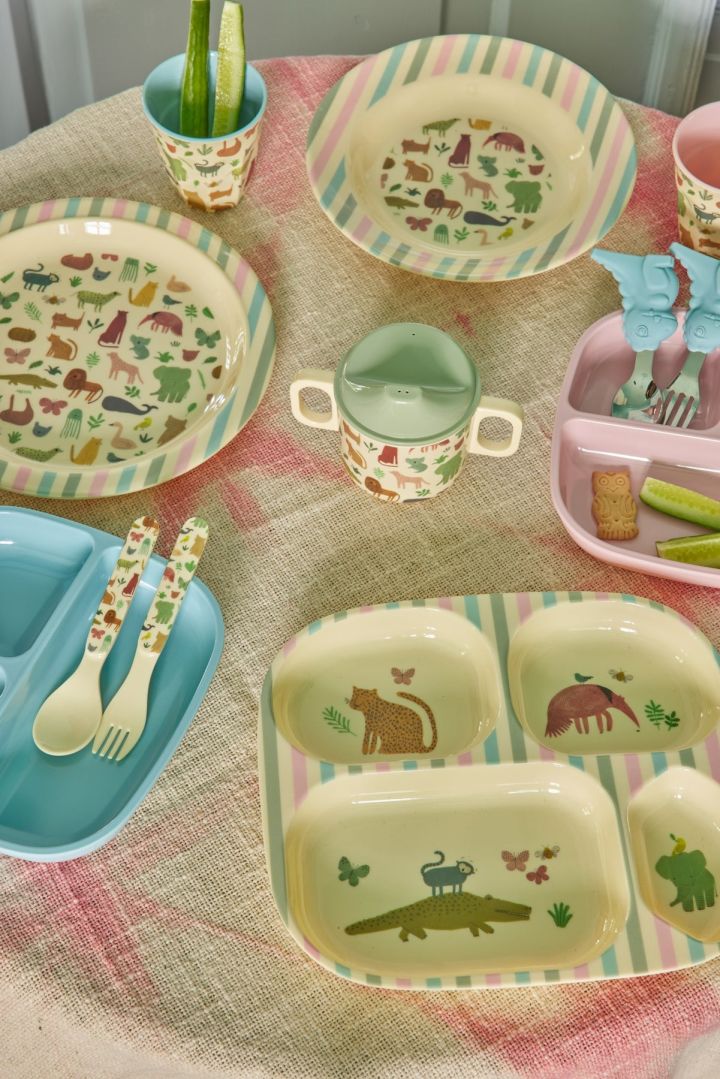 Dit schattige diner set met kinderservies van Rice in het Sweet Jungle-print is perfect als cadeau voor een babyshower.