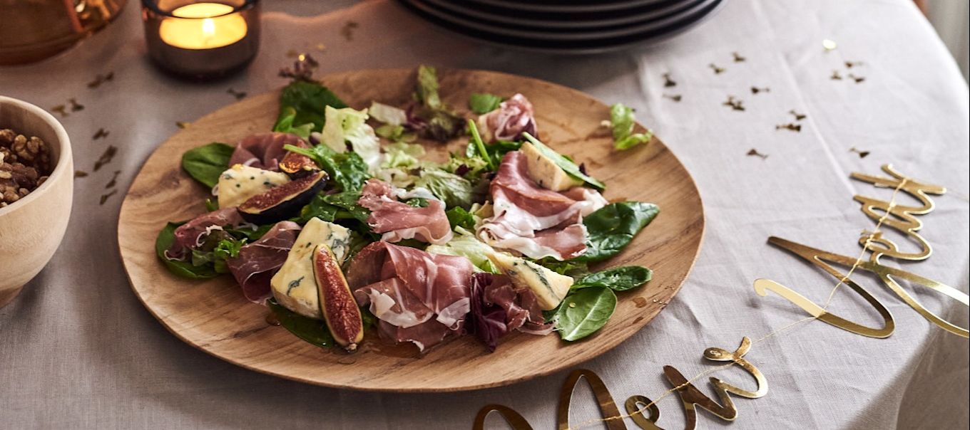 Wij presenteren 4 eenvoudige voorgerechtrecepten voor je nieuwjaarsfeest. Zoals de zalm en rode biet canapes hier, die zijn bereid in een Fossil schaal van Scandi Living.