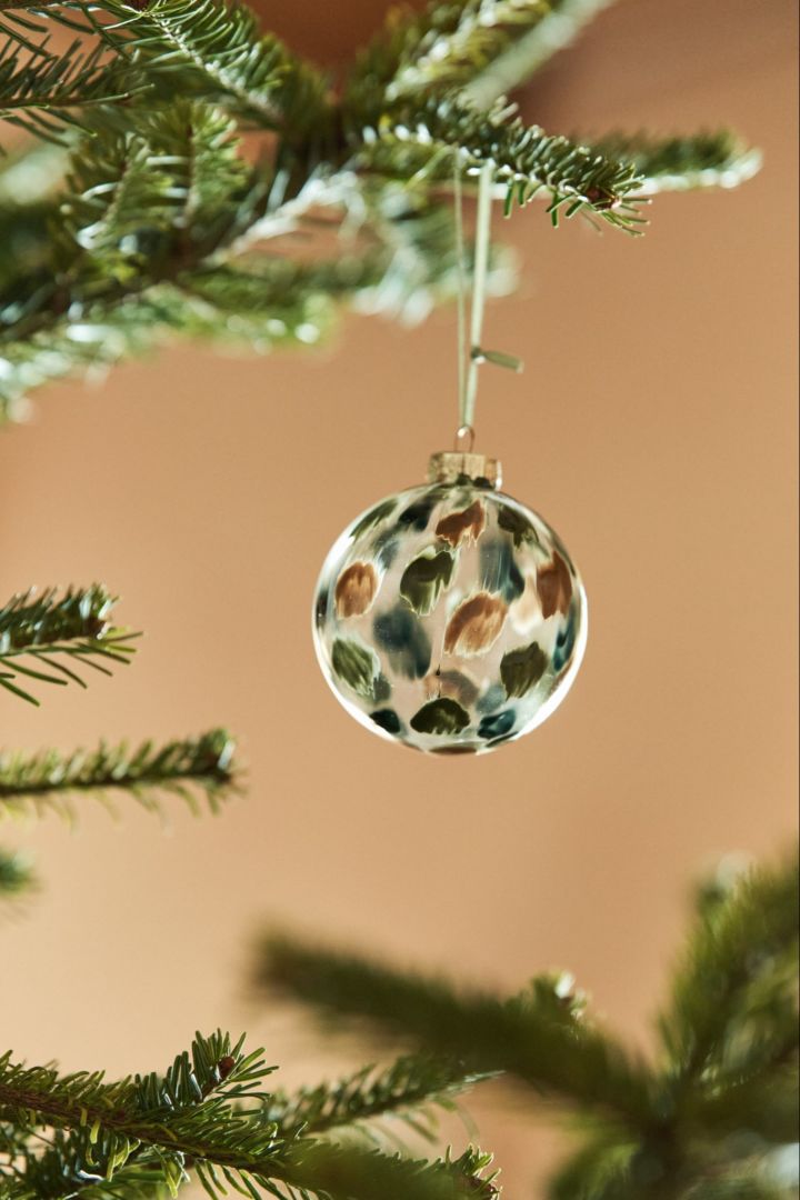 Ontdek decoratie-ideeën voor in de kerstboom met een natuurthema, zoals de Overcast kerstbal in groen en bruin van Scandi Living. 