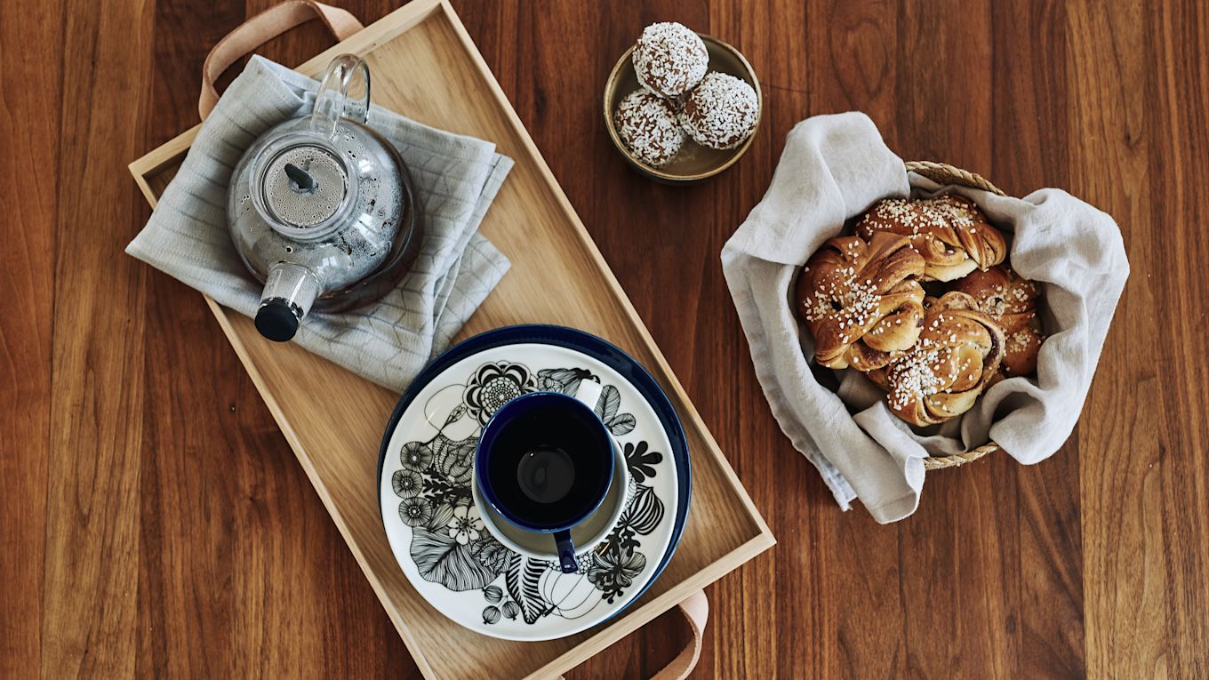 Zweedse fika - fika als een Zweed met een glazen theepot, Zweedse Grace-mokken en marimekkoborden en kaneelbroodjes. 