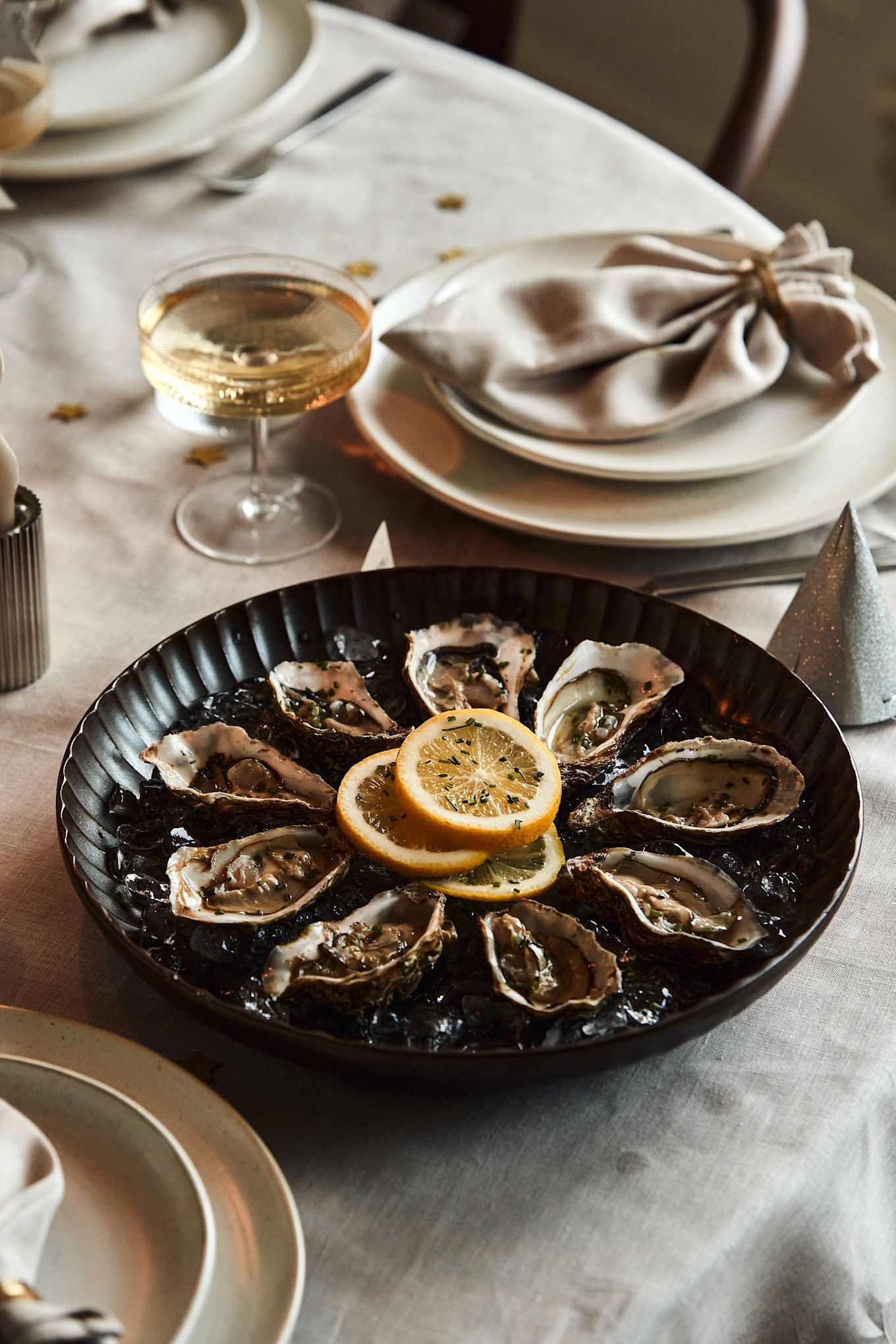 Ideeën voor het nieuwjaarsfeest: Serveer je gasten iets speciaals als voorgerecht, zoals oesters, zoals hier in de Inku serveerschaal in groen van Serax.