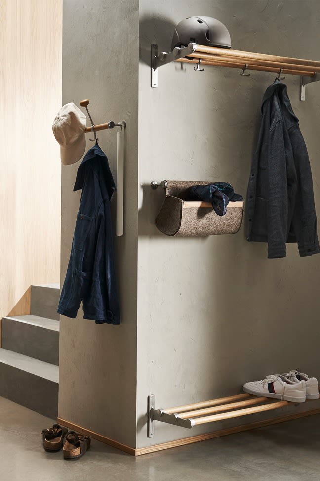 Hoe je een kleine hal inricht: inspiratie van Essem Design om de hal op te ruimen met een open garderobe en een gecombineerd schoenen- en hoedenrek.