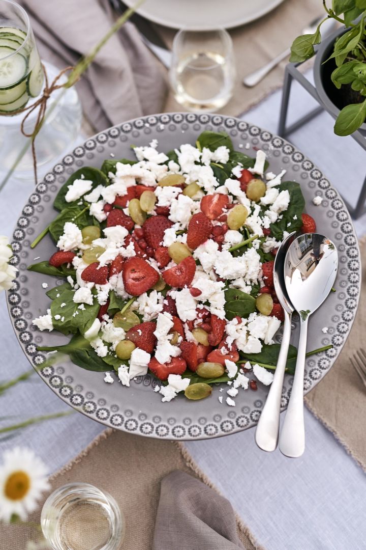 Een knapperige salade is voor veel mensen een heerlijke aanvulling op een eenvoudig buffetmaaltijd, die kan worden geserveerd in een serveerschaal van House Doctor samen met slascheppen van By On.