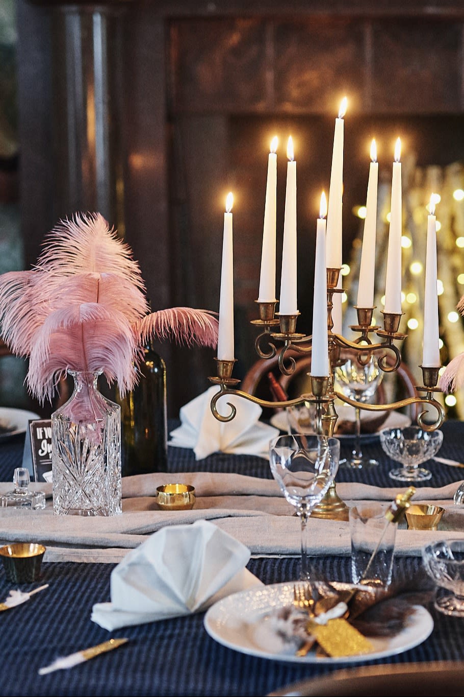 Ideeën voor je nieuwjaarsfeest: Plaats een blikvanger in het midden van de tafel, bijvoorbeeld in de vorm van een kandelaar of een vaas.