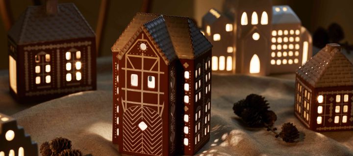 Een kerstsfeer creëren is niet zo moeilijk - zet bijvoorbeeld de Gingerbread lantaarn van Kähler op de vensterbank en de gezellige kerstsfeer komt vanzelf.