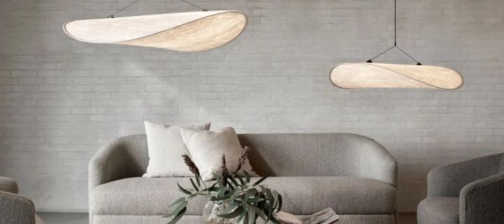 De juiste plafondlamp vinden voor je woonkamer: Hier zie je de Tense plafondlamp van New Works in verschillende maten in een woonkamer hangen.