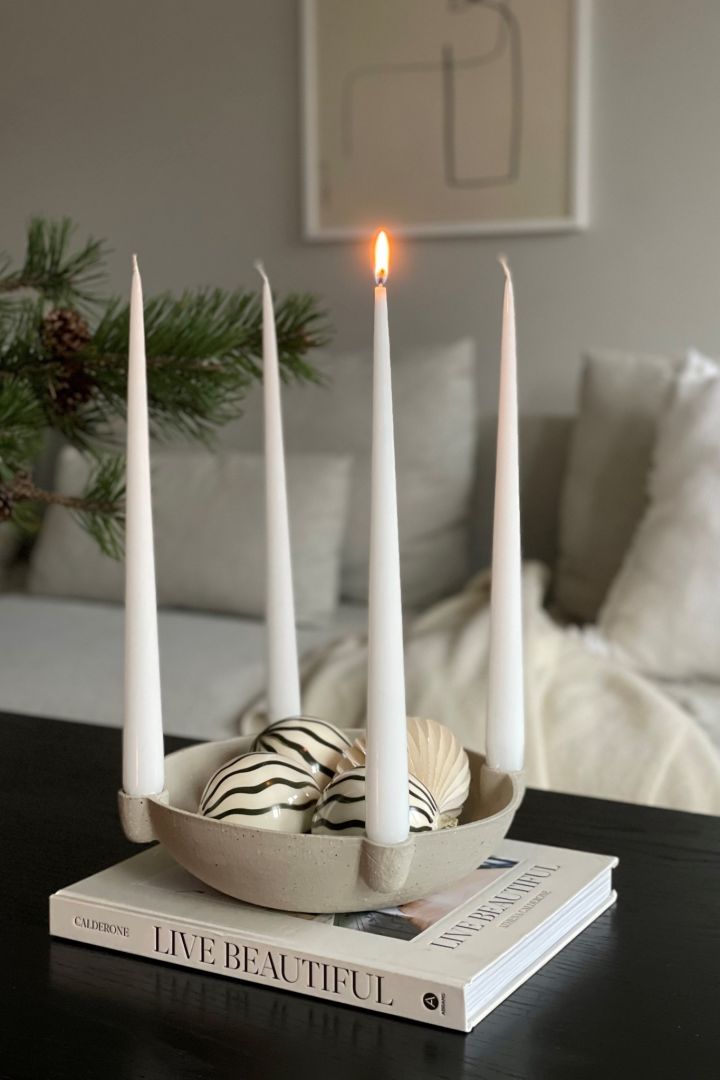 Decoreer met traditionele Scandinavische kerstdecoratie  - De Bowl adventskaarsenhouder in beige van Scandi Living is een elegante kaarsenhouder die net zo mooi staat op het dressoir als op de eettafel.  Hier te zien bij @myjapandihome thuis.