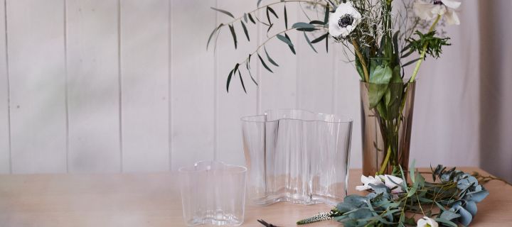 Alvar Aalto vazen van Iittala staan op tafel als de perfecte vazen voor snijbloemen.