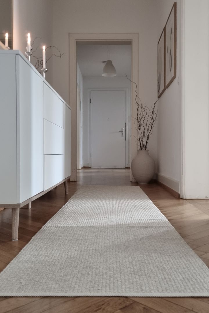 Hoe je een kleine hal inricht: inspiratie van @wohnfuehlen_mit_stil met een lang, smal, knus vloerkleed van Scandi Living om ruimte en een gezellige sfeer te creëren.