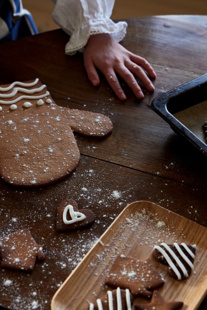 Zweedse pepparkaka smaakt extra bijzonder wanneer geserveerd op een mooi Scandinavisch bord. Hier zie je een grote pepparkaka in de vorm van een ovenwant, gecombineerd met kleinere koekjes, gepresenteerd op het elegante Hanna-bord van Sagaform. Een stijlvolle en heerlijke manier om traditie te vieren!