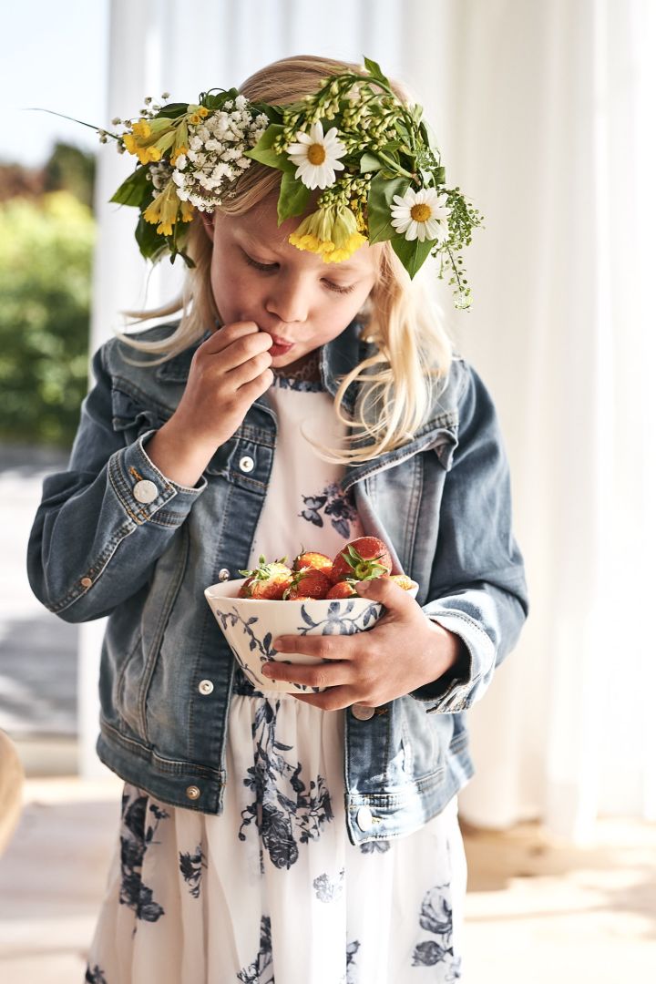 Havspil ontbijtschaal in blauw en wit van Scandi Living, gevuld met aardbeien. 