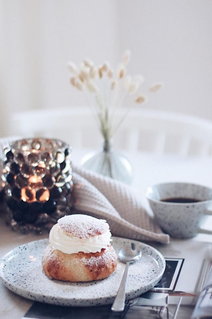 De Semla is een van de favoriete gebakjes van Zweden. Hier zie je er een op een Poppi-bord van Olsson & Jensen voor een Poppi-mok in het huis van de Zweedse influencer @picsbyellen.