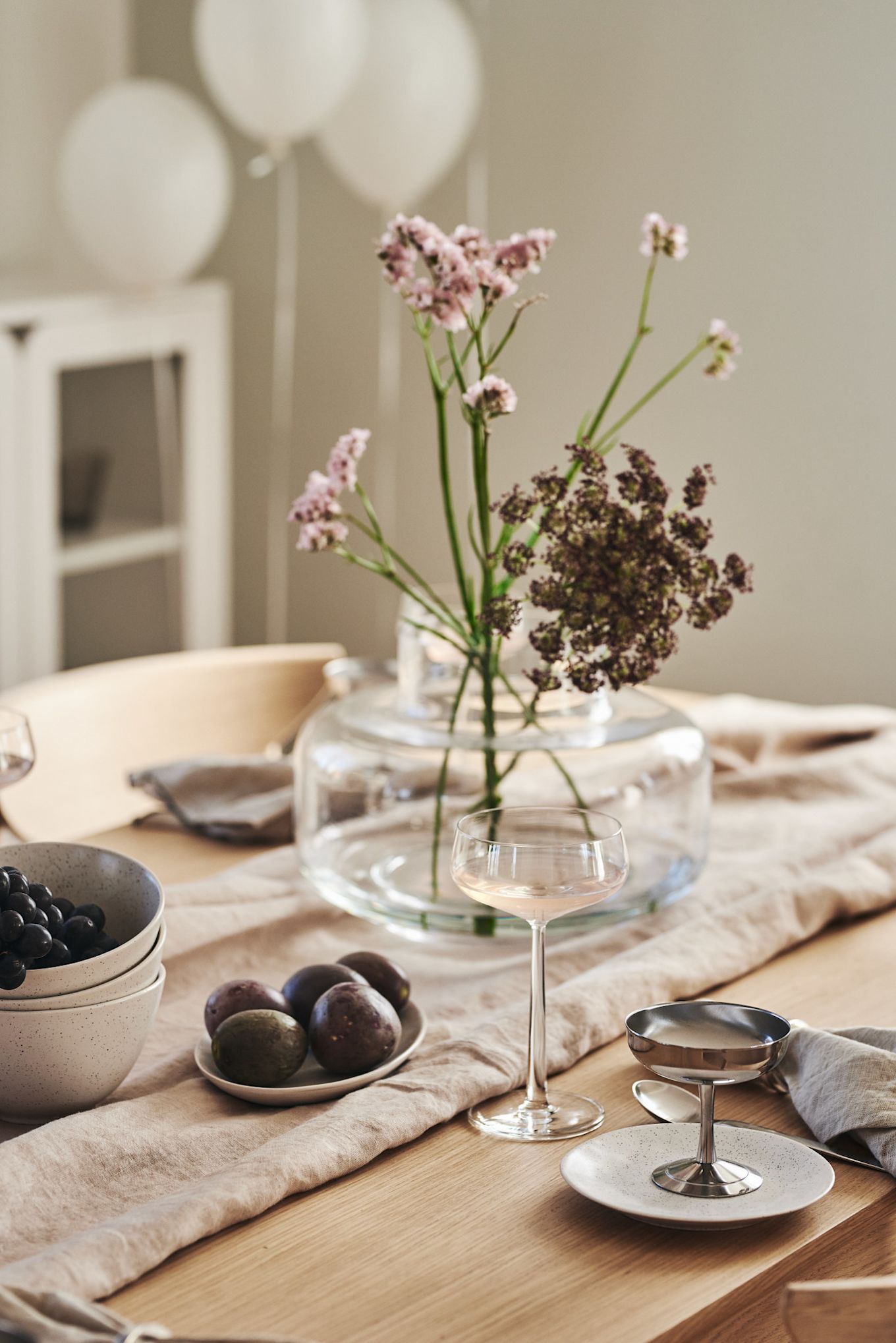 Een romantische diner thuis gaat ook hand in hand met de juiste tafeldecoratie. Hier zie je een eenvoudige tafelschikking met glazen uit de Essence collectie van Iittala en een vaas met bloemen erin.