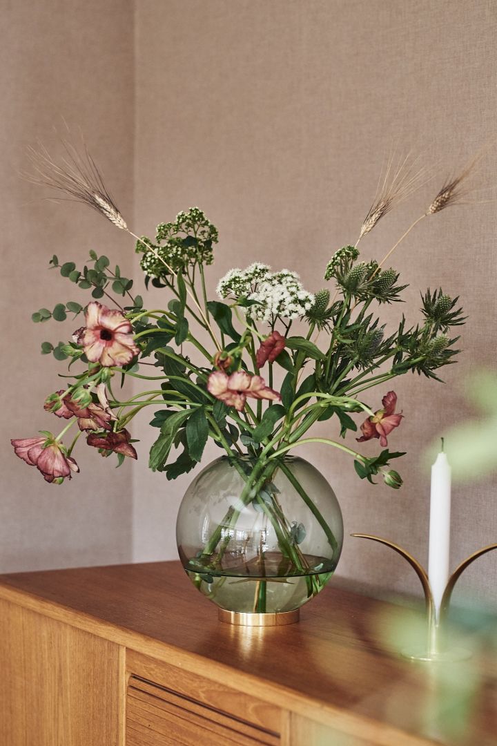 Voor een mooi boeket bloemen heb je een bijpassende vaas nodig. De vorm van de Globe vaas van AYTM zorgt ervoor dat de Blombruket bloemen perfect vallen.