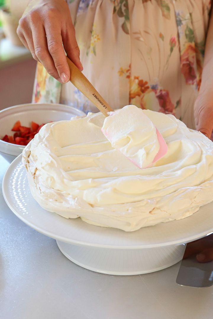 Frida Skattberg “Baka med Frida” bakt eenvoudige taarten voor midzomer, zoals deze knapperige en smakelijke schuimtaart versierd met room met Le Creuset lolly.