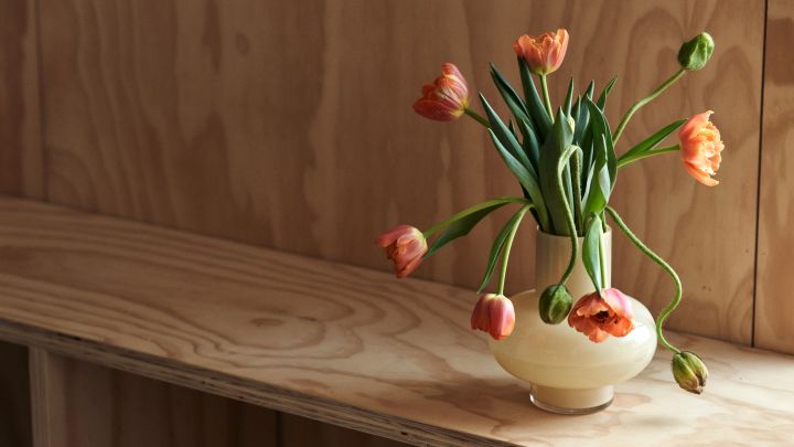 Lees over interieurtips en de nieuwste interieurtrends bij Nordic Nest. Hier vind je bijvoorbeeld een gele vaas van Marimekko, prachtig gevuld met oranje tulpen.