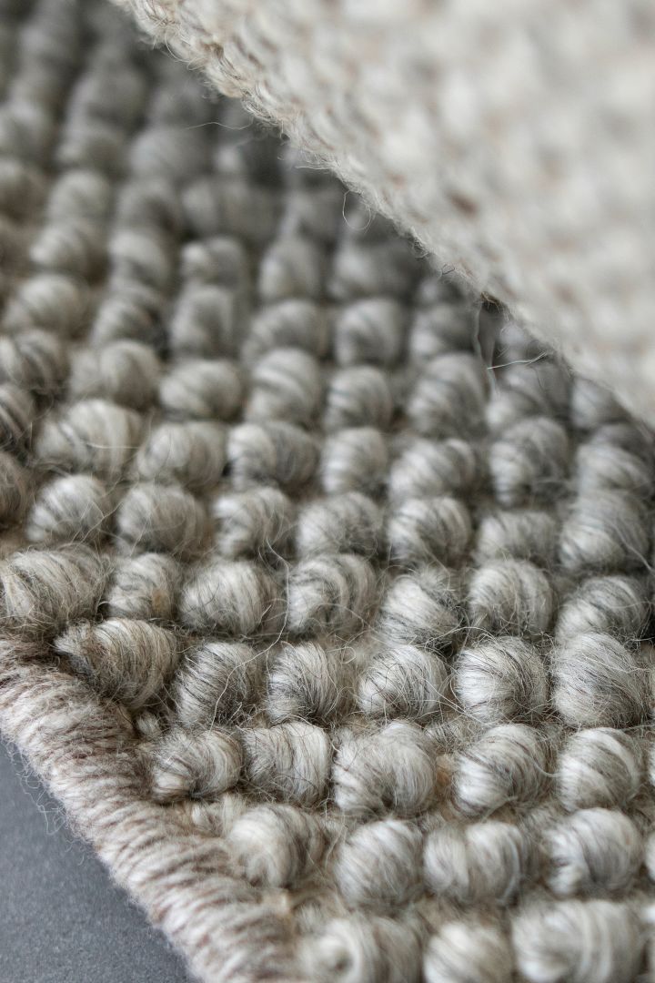 Kies het juiste vloerkleed met behulp van onze vloerkleedwijzer. Hier zie je een close-up van het Flock wollen vloerkleed in de kleur natural grey van Scandi Living dat je huis een knus gevoel geeft.