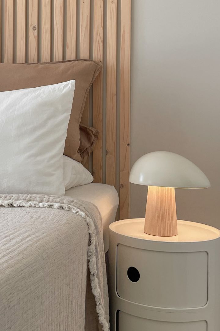 Die meest trendy lamp van het seizoen is de paddenstoellamp. Hier zie je de Night Owl tafellamp in Ash van Fritz Hansen in het appartement van de Duitse influencer @our_home_living.