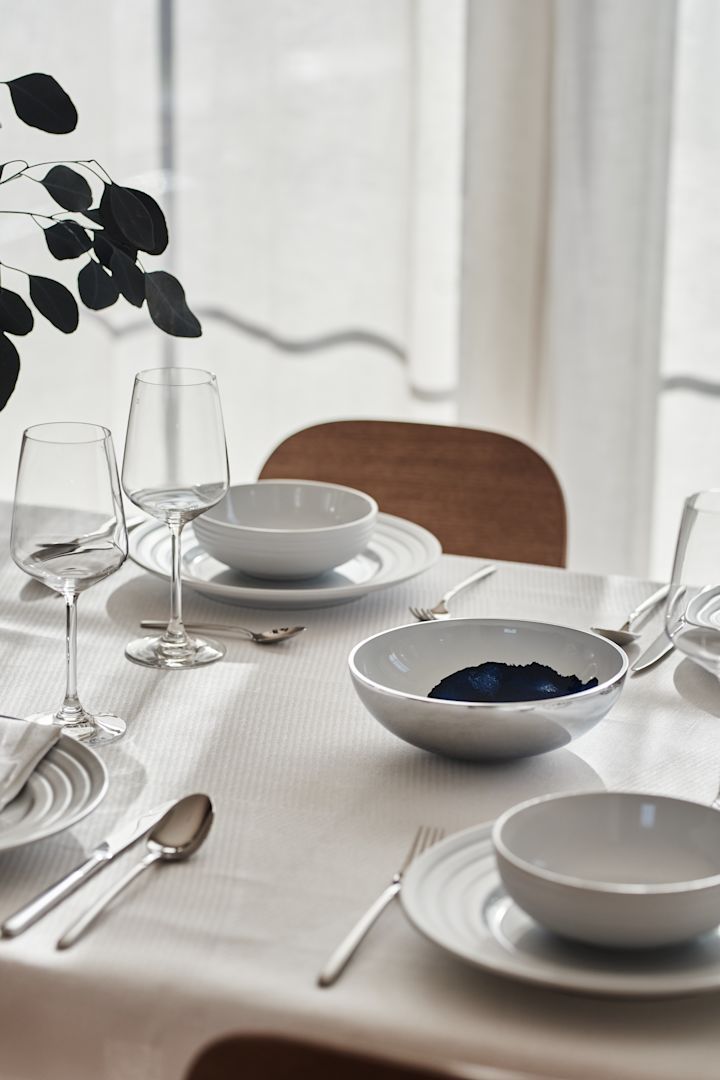 Creëer prachtige tafelschikkingen met stijlvol Scandi Living bestek, elegant Lines porselein in wit van NJRD samen met Geometric linnen servetten en linnen tafelkleed van NJRD in wit.