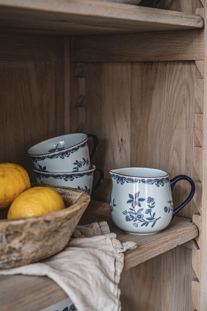 Ostindia koffiemok en een kleine pot thuis in de voorraadkast van Instagram-profiel Hannes Mauritzson. 