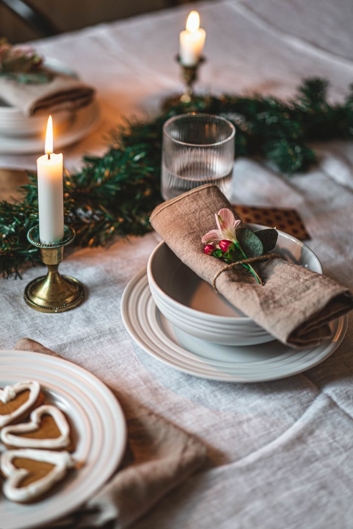 Kerstcadeau tips: een kersttafel met eenvoudige borden van NJRD is een geweldig kerstcadeau voor liefhebbers van Zweeds design. 