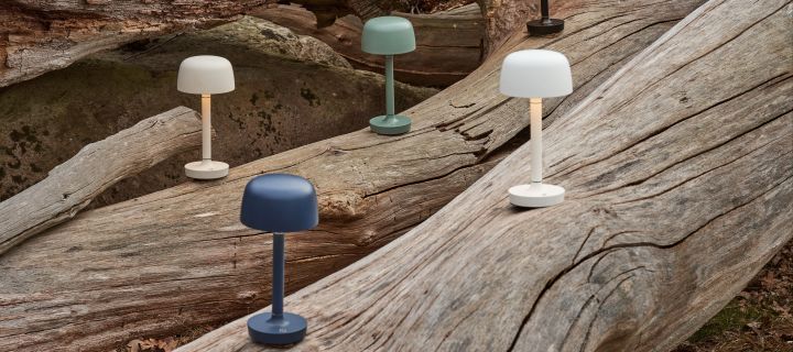 Decoreer met oplaadbare lampen buiten om een gezellig terras of tuin te creëren, hier Halo draagbare lamp van Scandi Living in verschillende kleuren.