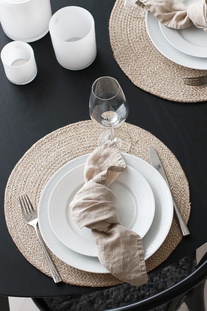 Kerstcadeau tips: hier zie je een stijlvolle tafeldecoratie in wit en beige met borden uit de Swedish Grace collectie van Rörstrand.