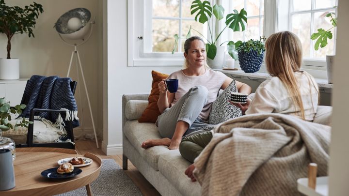 Creëer een gezellige hygge woonkamer en geniet van fika met vrienden in een knusse en uitnodigende sfeer. 