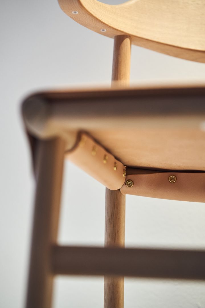 Gärsnäs: Detail van de Hedda fauteuil, een van de populairste stoelen van Gärsnäs, hier in eikenhout met leren zitting. 