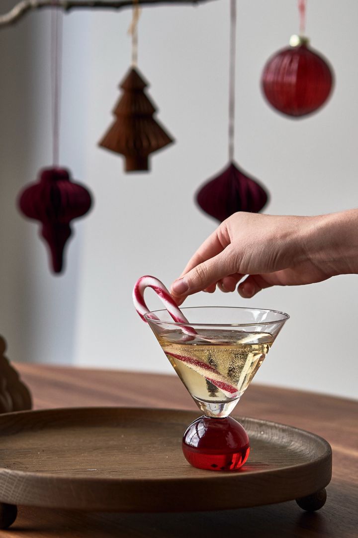 Eenvoudige kerstcocktails: Meng glühwein met champagne en serveer het drankje in een glas uit Byons Spice collectie en een zuurstok.