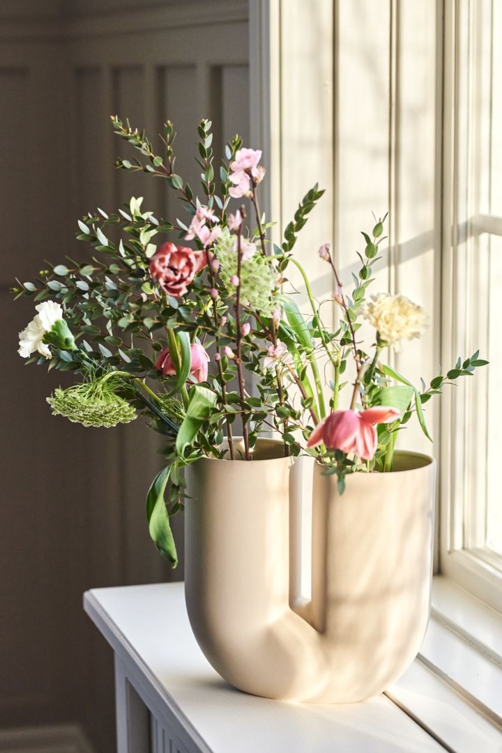 Stijl je vensterbank met een vers boeket bloemen zoals je hier ziet met de Muuto Kink vaas.