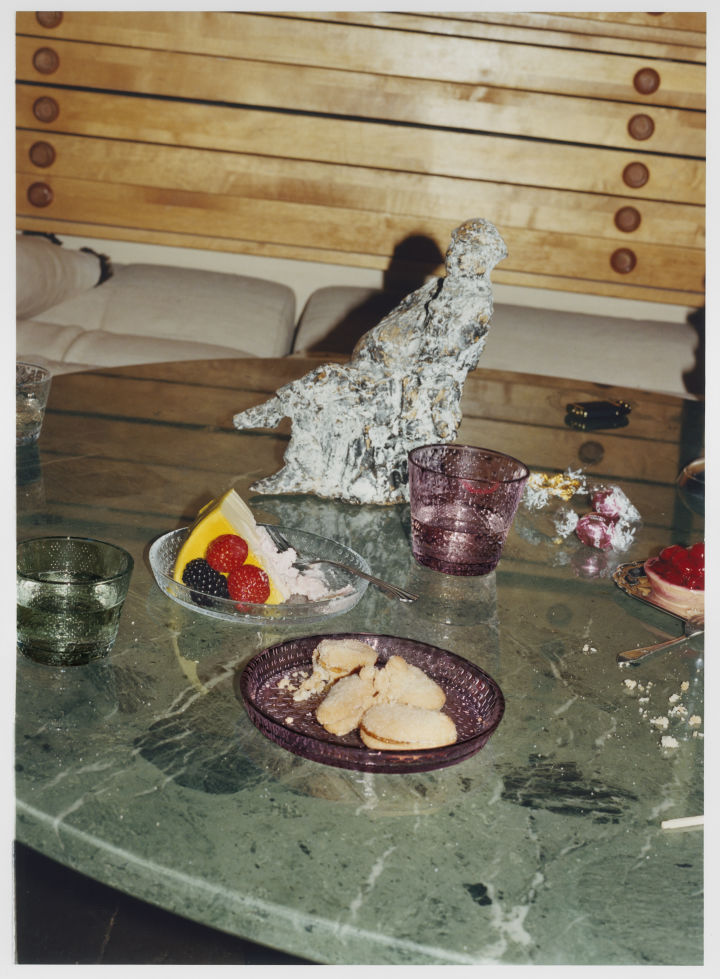 Iittala kastehelmi bord en glas in een pruimpaarse kleur. 