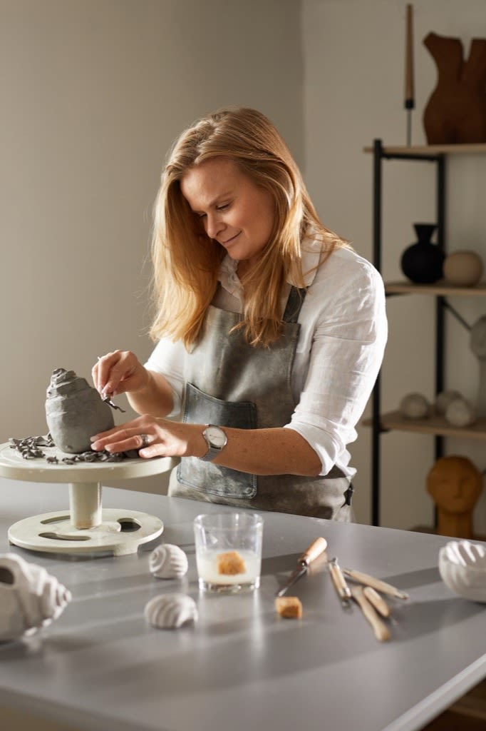 Designer Kristiina Haataia tijdens het maken van een van de sculpturen voor Cooee Design. 