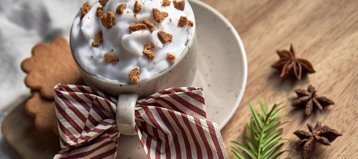 Eenvoudige kerstcocktails: bied je vrienden en familie dit jaar een eenvoudige, feestelijke kerstcocktail aan. Hier zie je de Freckle kop en schotel van Scandi Living met het Lines servet van Cooee Design.