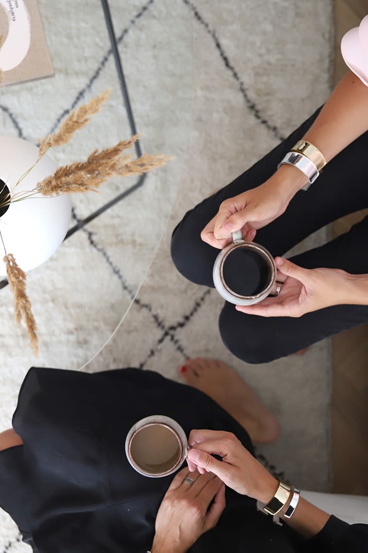 Vrienden genieten van een Zweeds kopje koffie met gebrouwen koffie uit rustieke Bloomingville koffiekopjes. 