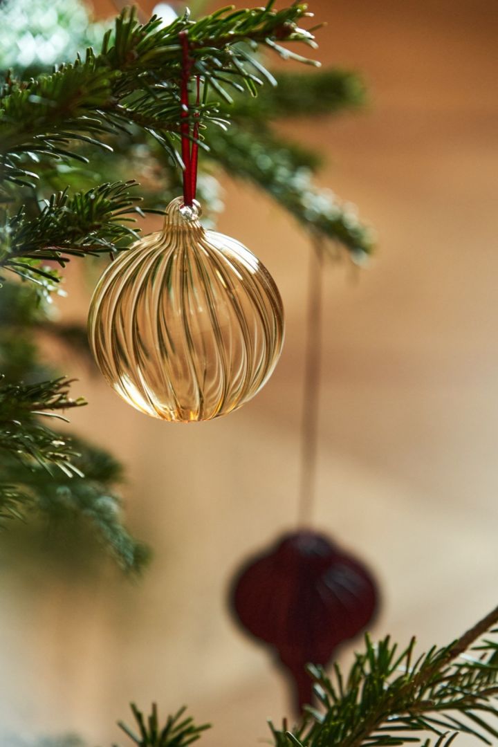 Glazen kerstballen zijn perfecte decoratie-ideeën voor in de kerstboom. Hier zie je de gouden glazen kerstbal van Scandi Living.