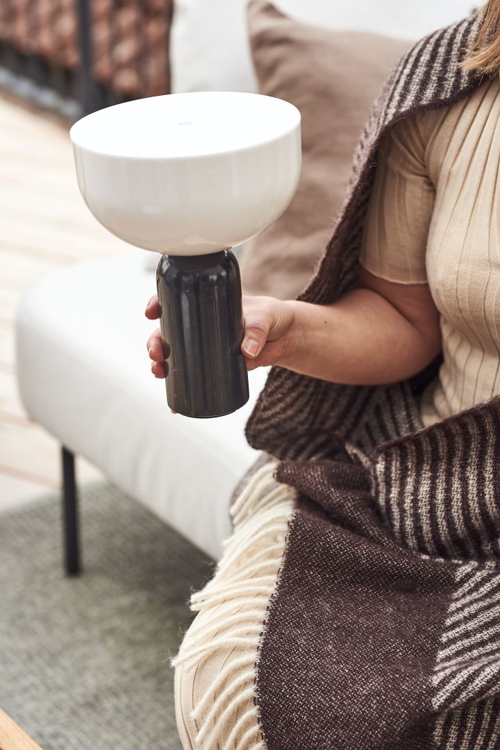 The Kizu portable table lamp from New Works is perfect to decorate the balcony with for cosy moments.