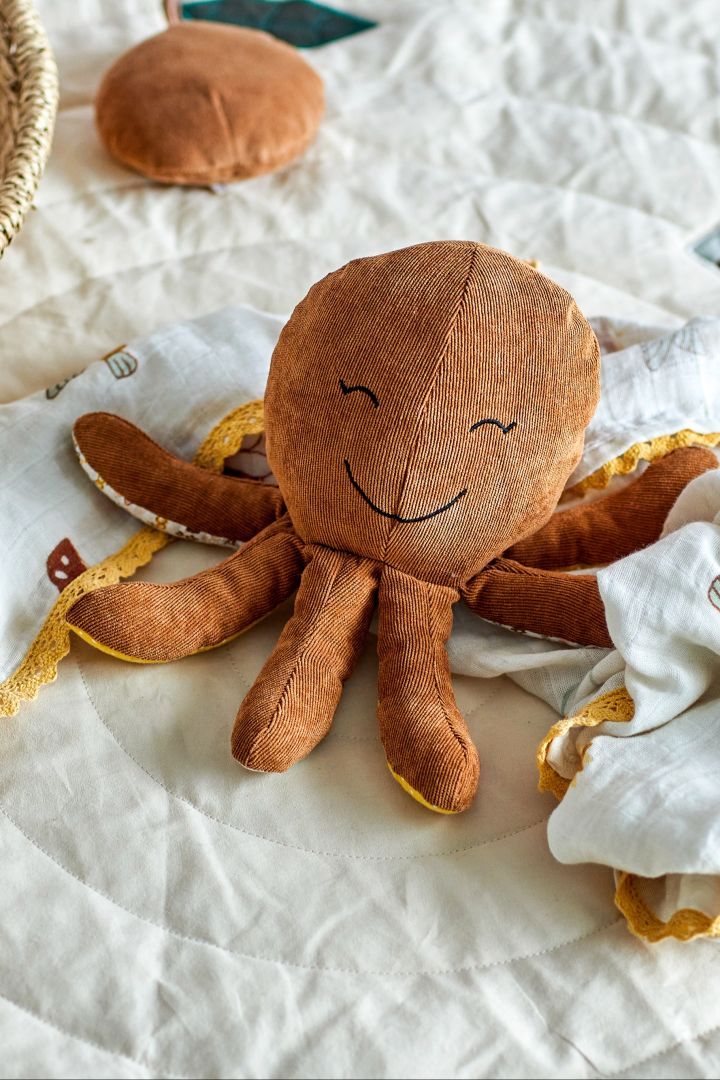 De knuffel Kalle van Bloomingville in de vorm van een octopus ziet er niet alleen schattig uit, maar heeft ook een rammelaar verborgen in zijn binnenkant, waardoor het een geweldig cadeau voor een babyshower is.