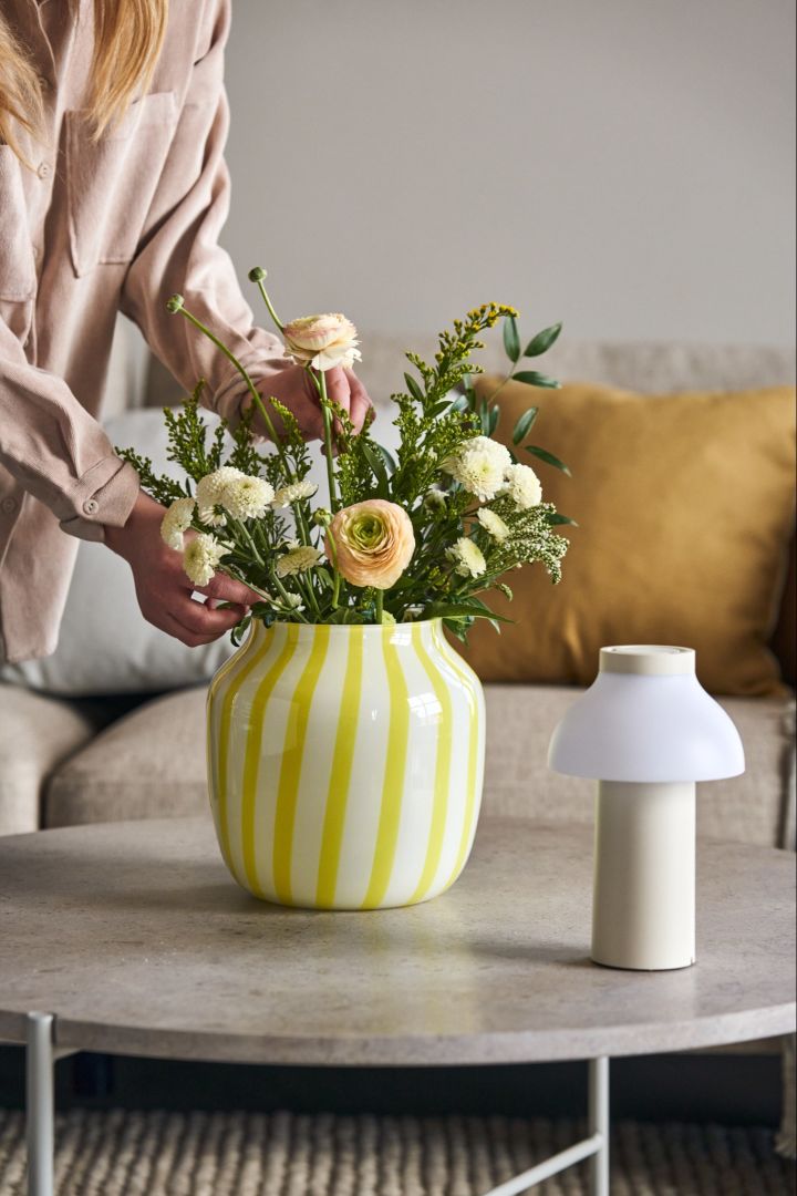 Fleur je woonkamer op met een mooie bos bloemen in de levendige Juice vaas in geel van HAY. 